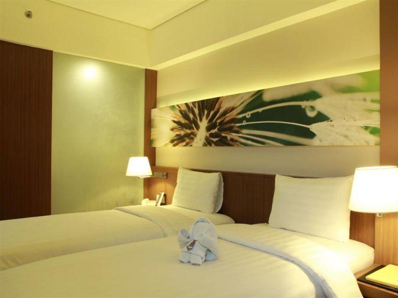 Soll Marina Hotel Serpong Esterno foto