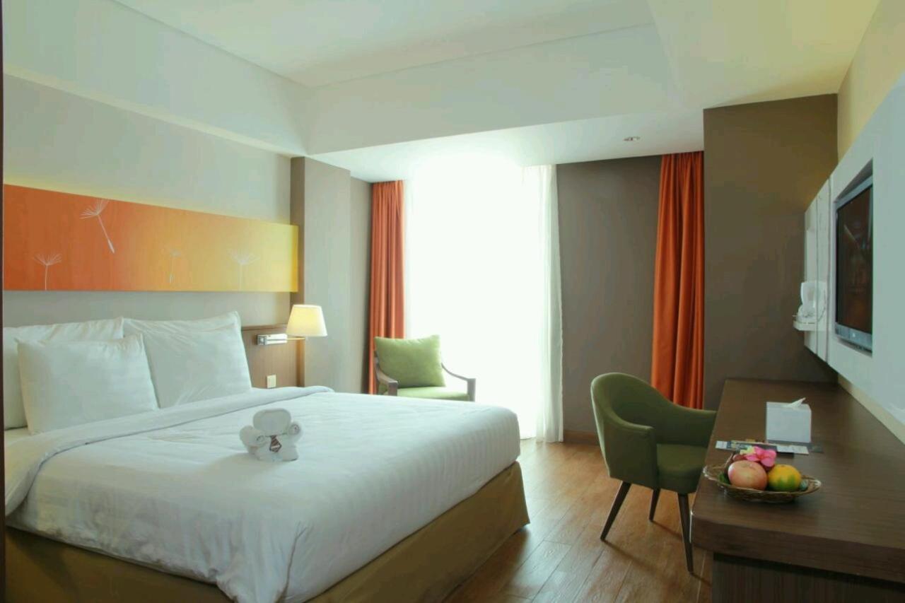 Soll Marina Hotel Serpong Esterno foto