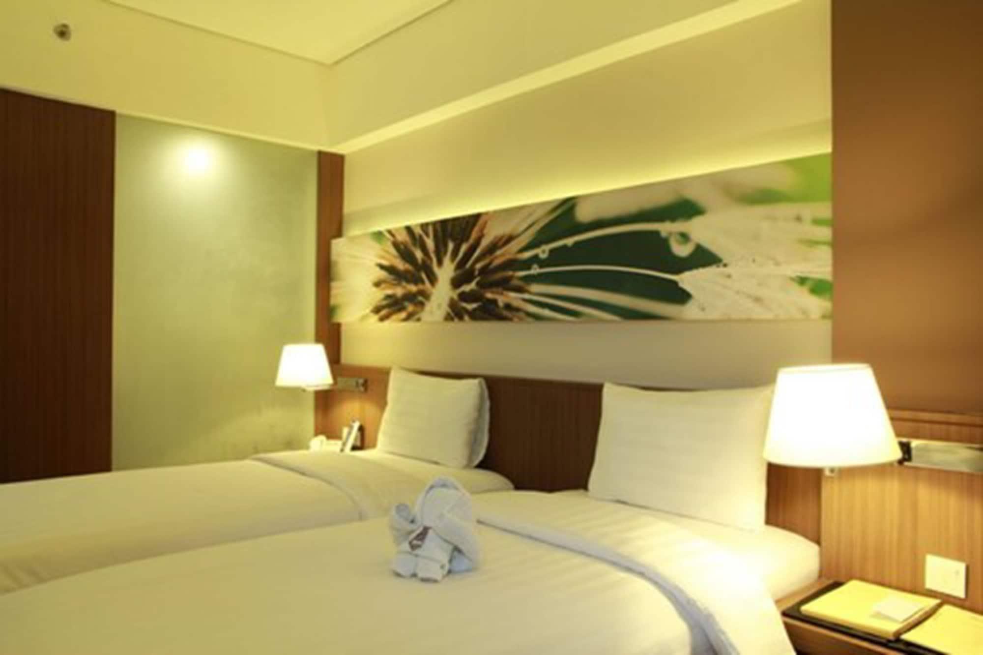 Soll Marina Hotel Serpong Esterno foto