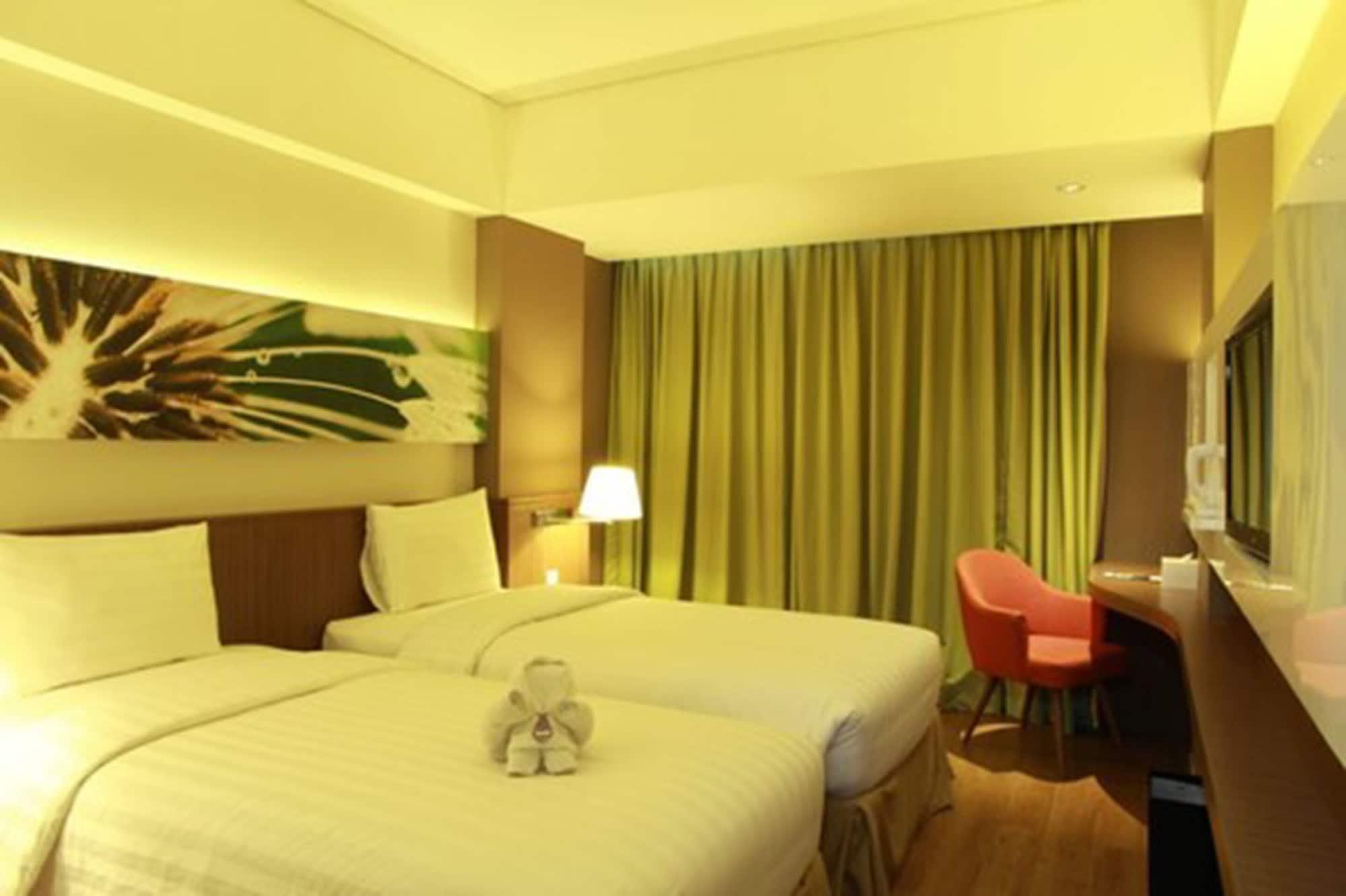 Soll Marina Hotel Serpong Esterno foto