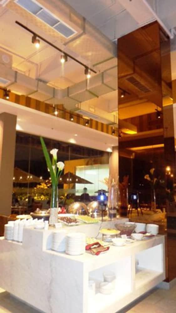 Soll Marina Hotel Serpong Esterno foto