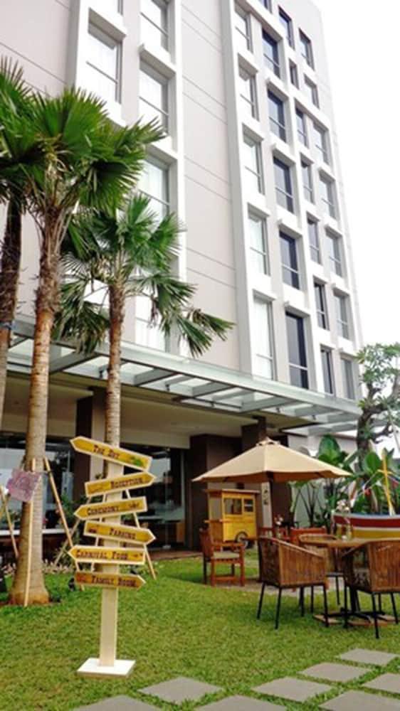 Soll Marina Hotel Serpong Esterno foto