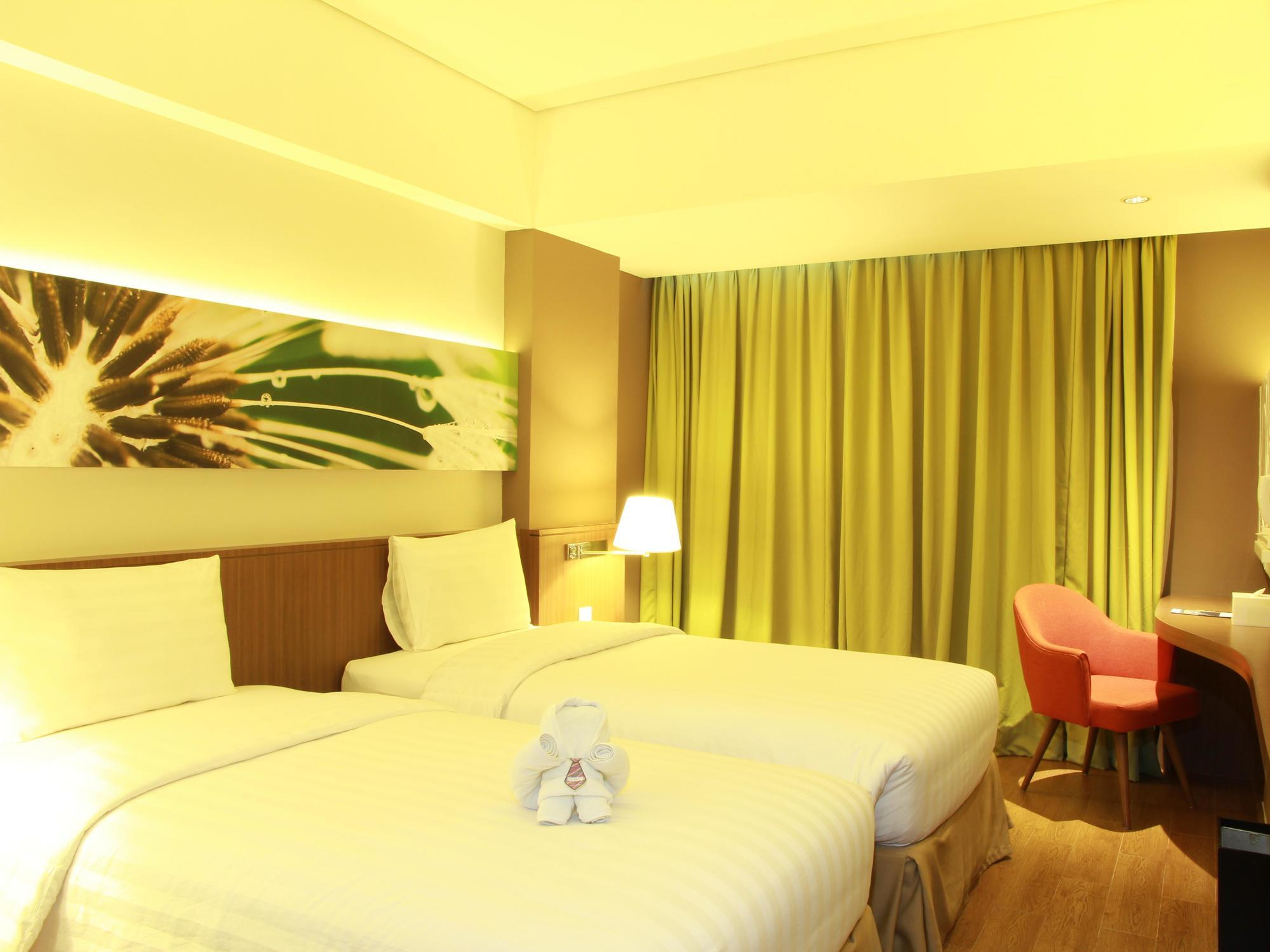 Soll Marina Hotel Serpong Esterno foto